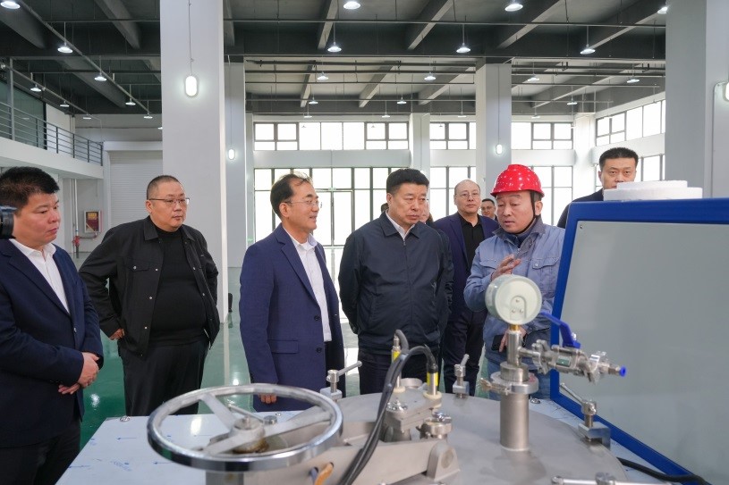黑龙江省鸡西市委书记与西安石大能源股份有 限公司董事长座谈交流